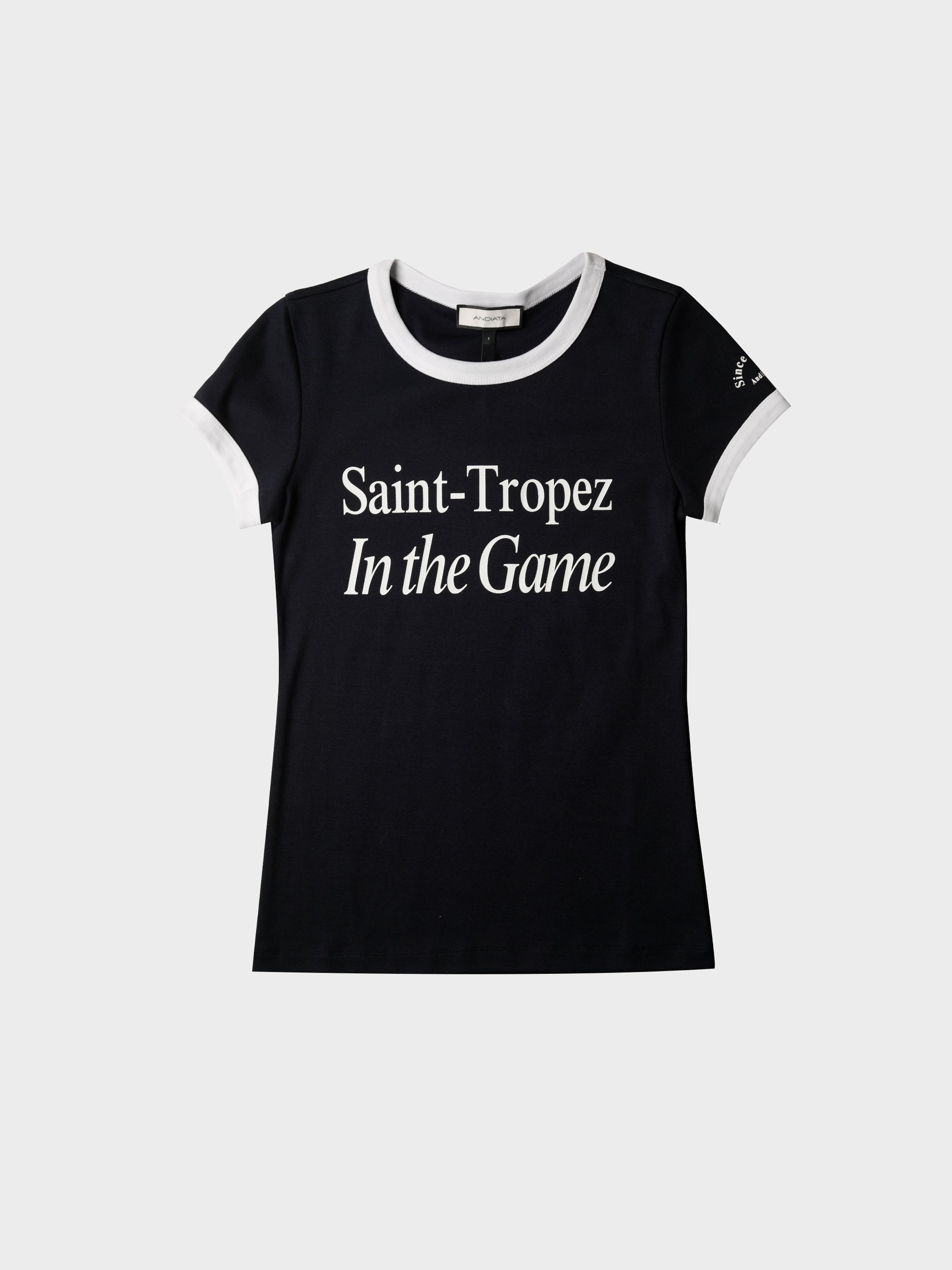 Slim fit T-paita edestä, kontrastivärinen kaulus ja "Saint Tropez In the Game" -printti