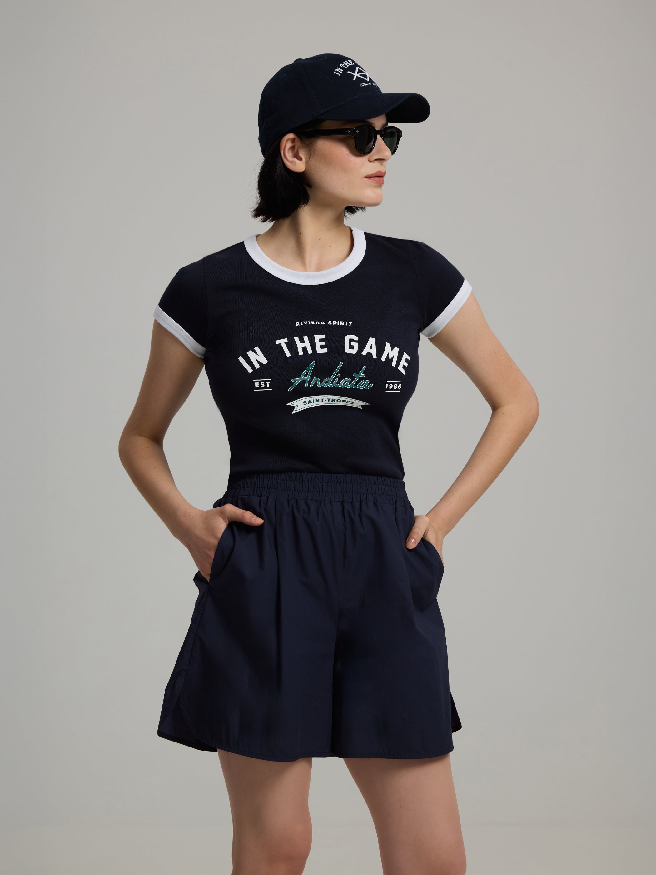 Slim fit T-paita edestä, kontrastiraita pääntiellä ja hihansuissa, ja "In the Game Andiata" -printti