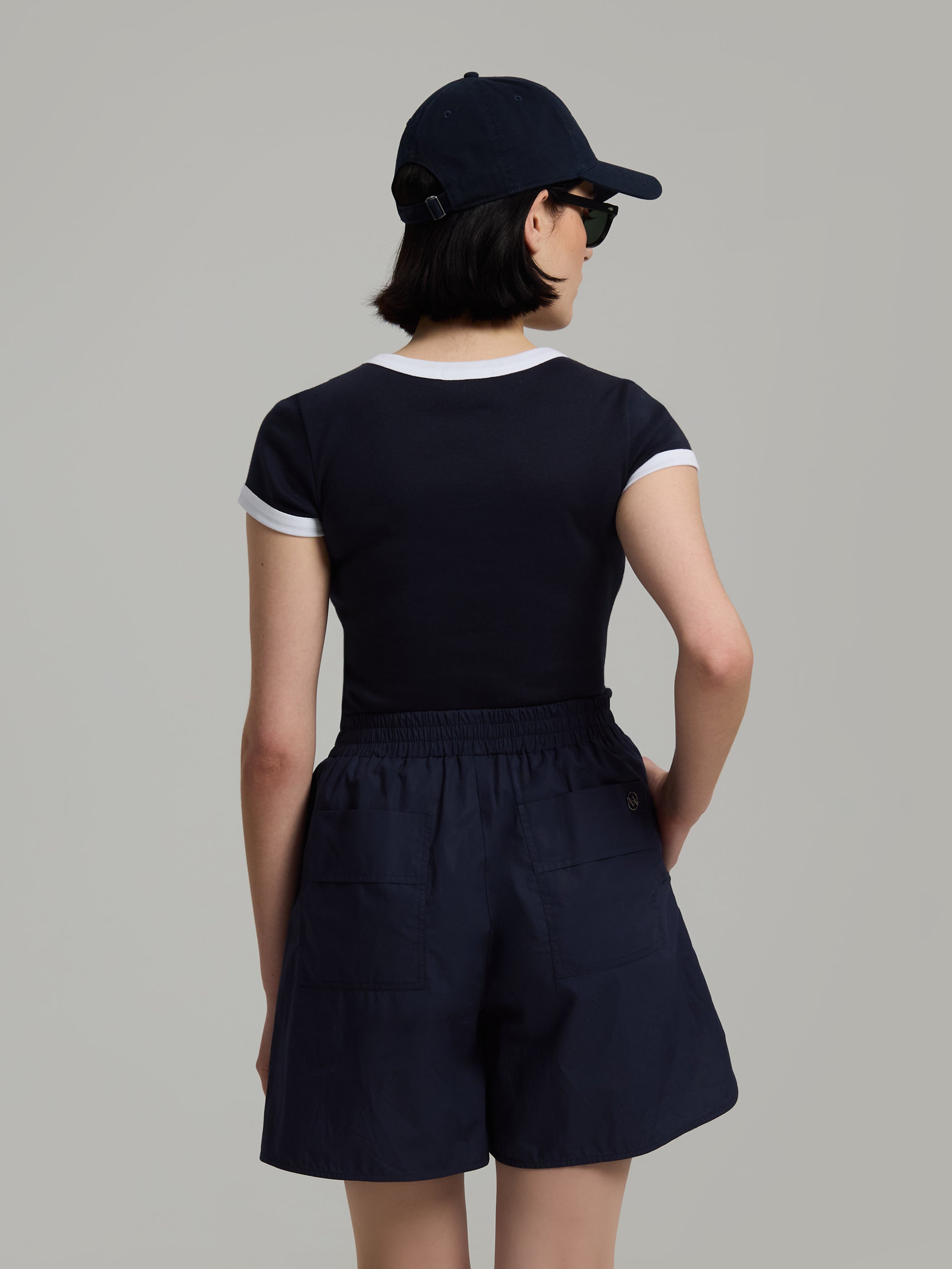 Slim fit T-paita takaa, yksivärinen selkäosa, kontrastiraidat pääntiellä ja hihoissa.