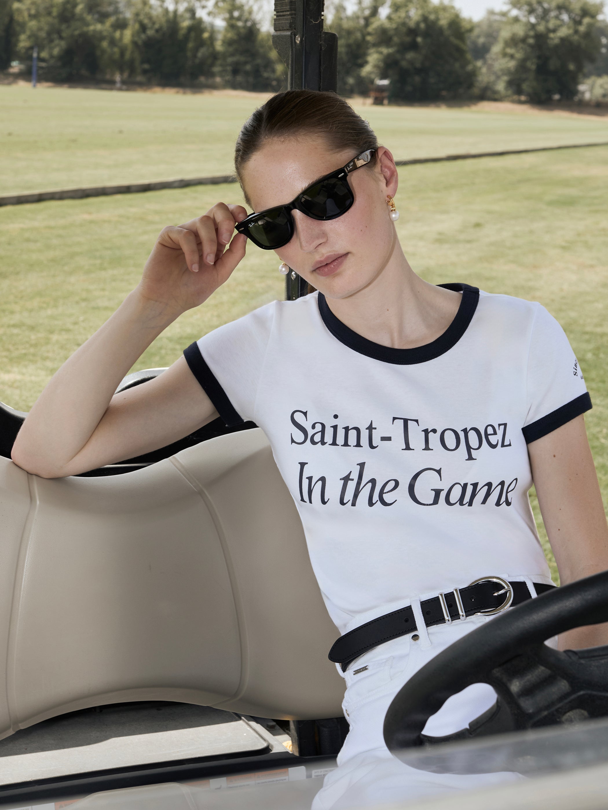 Slim fit T-paita edestä, kontrastivärinen kaulus ja "Saint Tropez In the Game" -printti