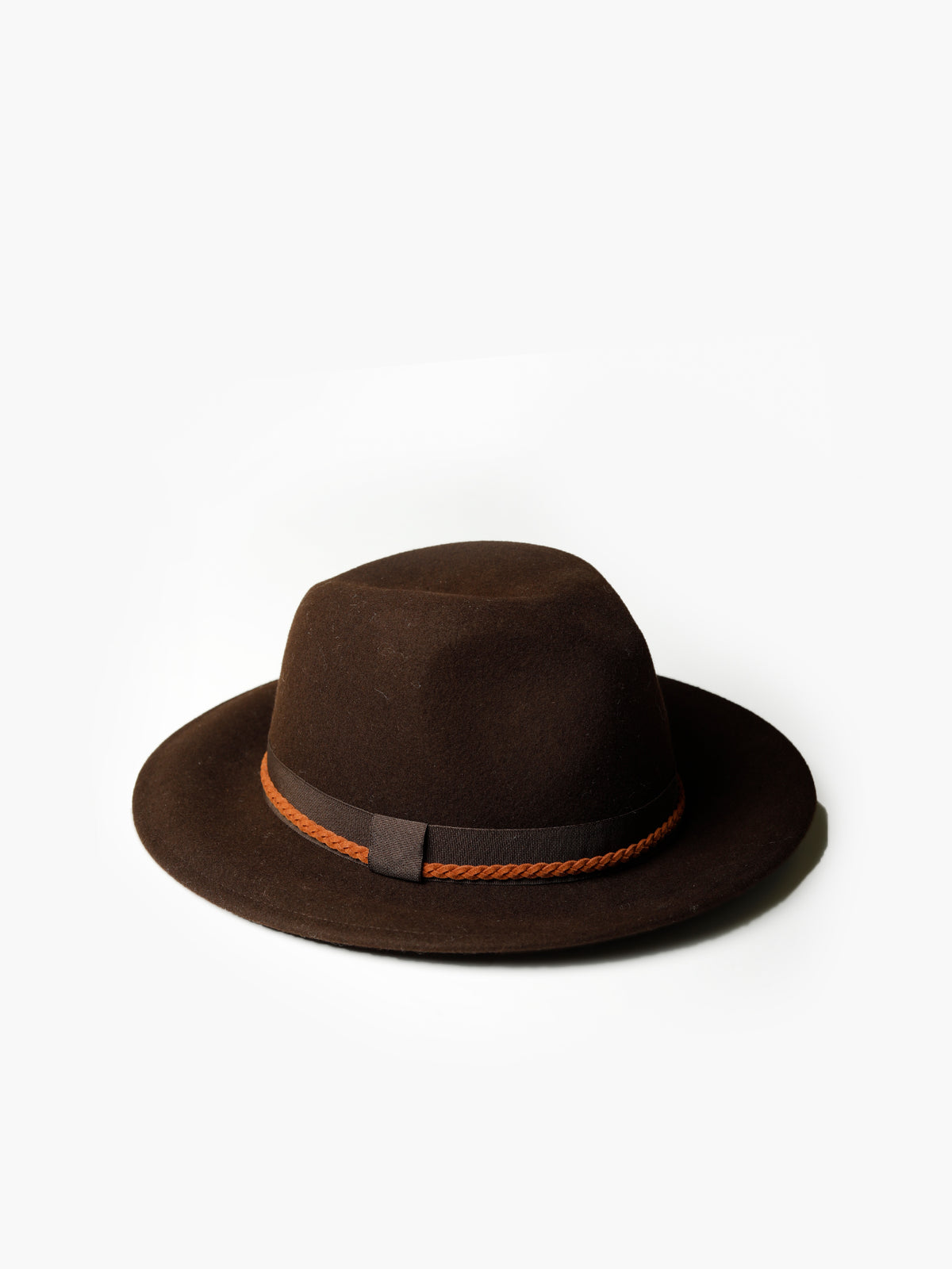 Tummanruskea fedora-hattu villahuovasta, leveä lieri ja ruskea nauha oranssilla punotulla nyörillä